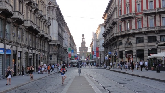 Picture of busy street with Castello Sforzesco