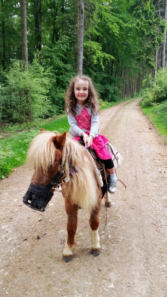 Ponyhof Schanze girl on pony trail