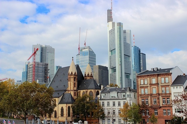 frankfurt-197242_640 Pixabay khfalk Discovering Frankfurt on Foot 16