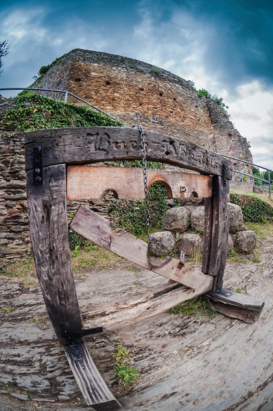 -0421 Gemma Rheinfels Castle, from the Time of Thrones August 16