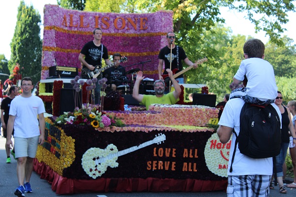 MIG - Flower parade band Wendy The largest flower parade and festival in Germany August 16